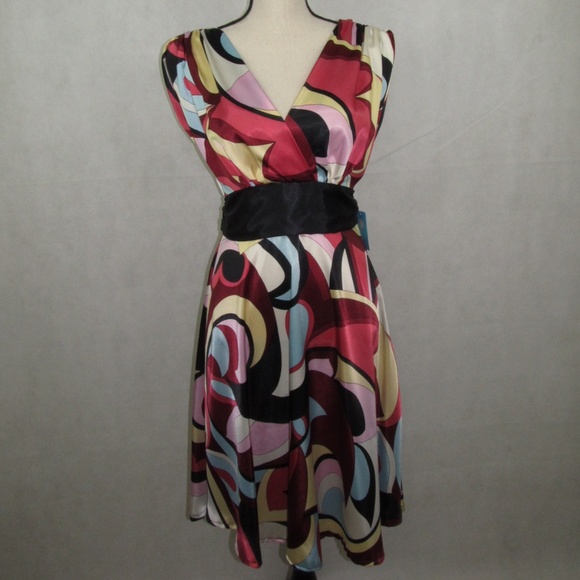 Roulette Dress V Neck Size 6 Sash Flower Design - Picture 1 of 7